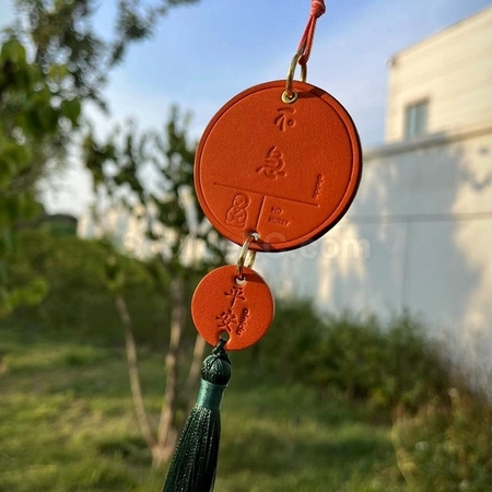 礼品订购牛皮平安挂件广告
