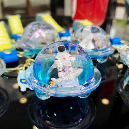 礼品订购太空人钥匙扣广告