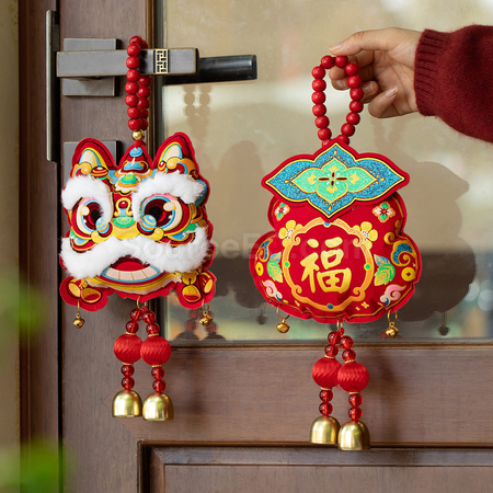礼品订购马年小马挂饰广告