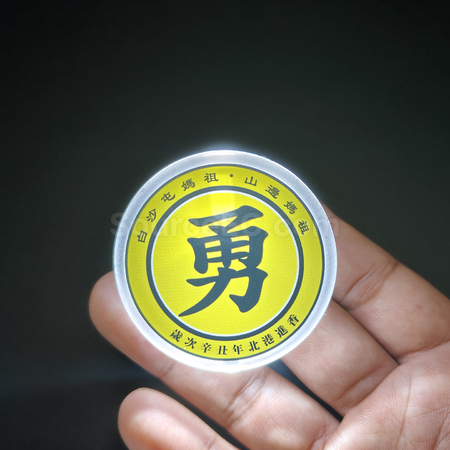 礼品订购发光胸章广告