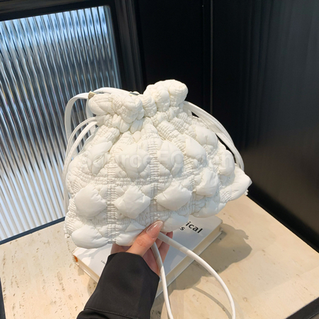 礼品订购菱格抽绳束口云朵包广告