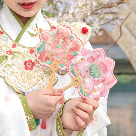 礼品订购古风小扇子广告